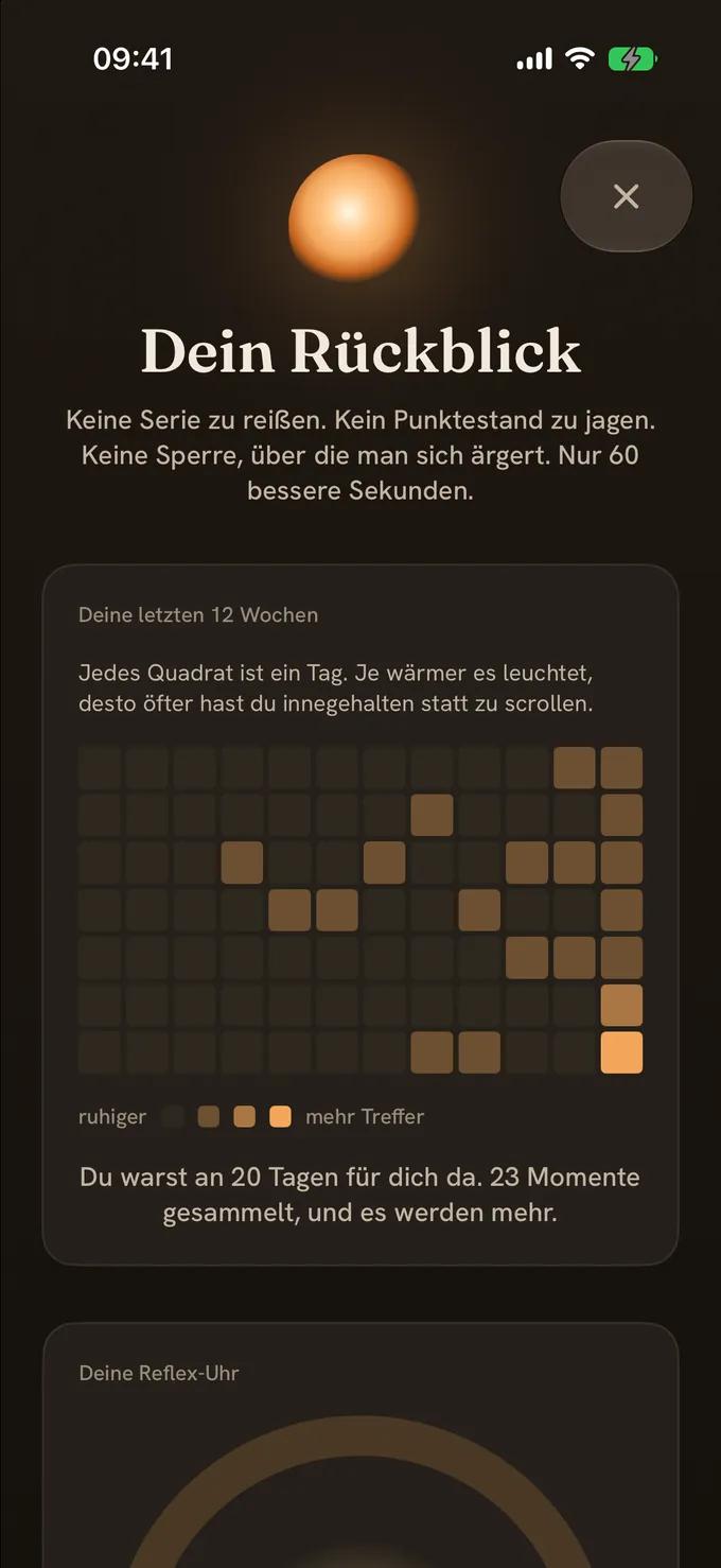 Der Rückblick-Bildschirm von Mote mit einer warmen Jahres-Heatmap in Pixeln und einer ermutigenden Zusammenfassung ohne Scham.