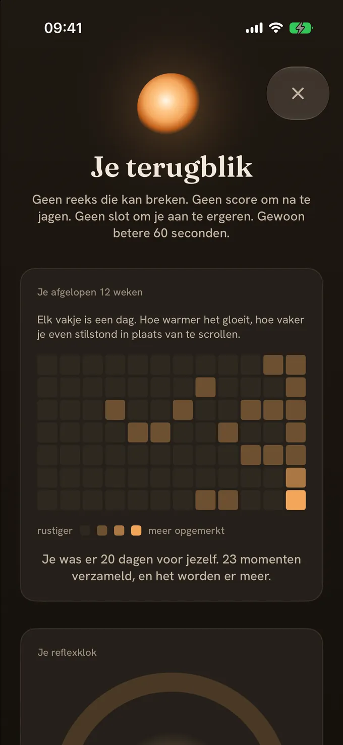 Het terugblikscherm van Mote met een warme heatmap van een jaar in pixels en een bemoedigende samenvatting zonder schuldgevoel.